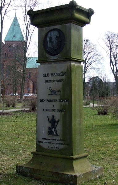 Fil:Ole Hansen - mindesten.jpg