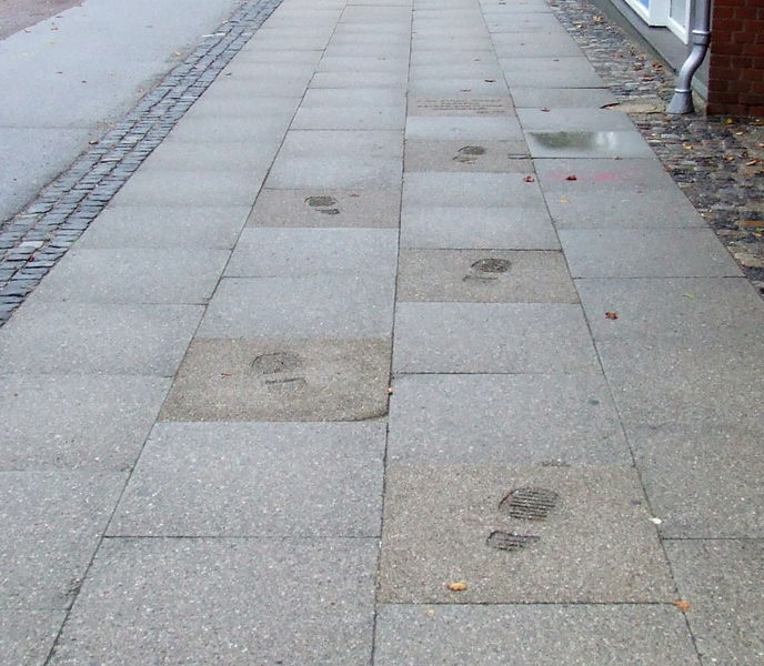 Fil:Fodspor-i- Sjællandsgade.jpg