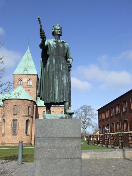 Fil:Valdemar den Store-statuen.jpg